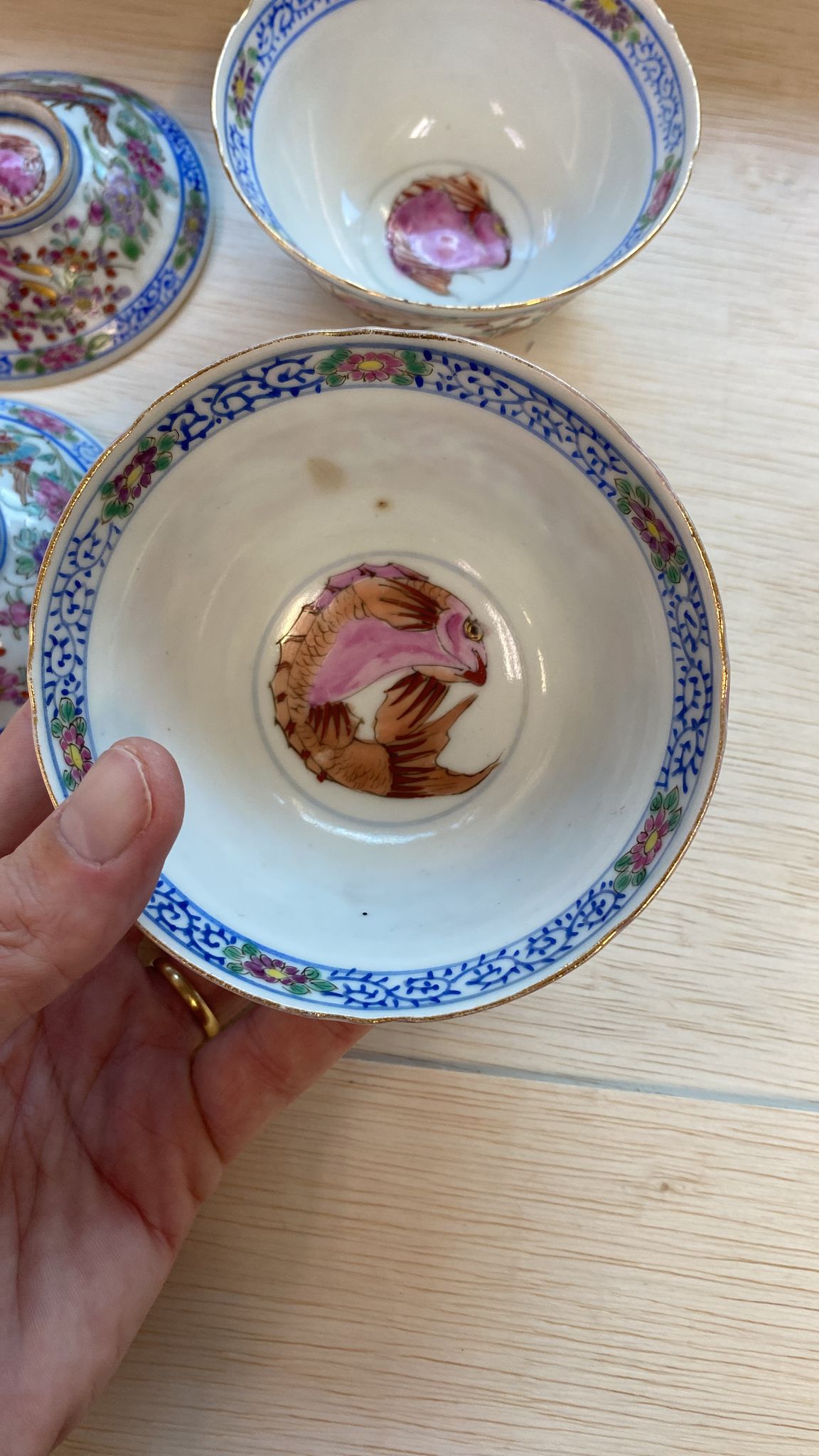 A PAIR OF FAMILLE ROSE TEA BOWLS AND COVERS - Image 6 of 10