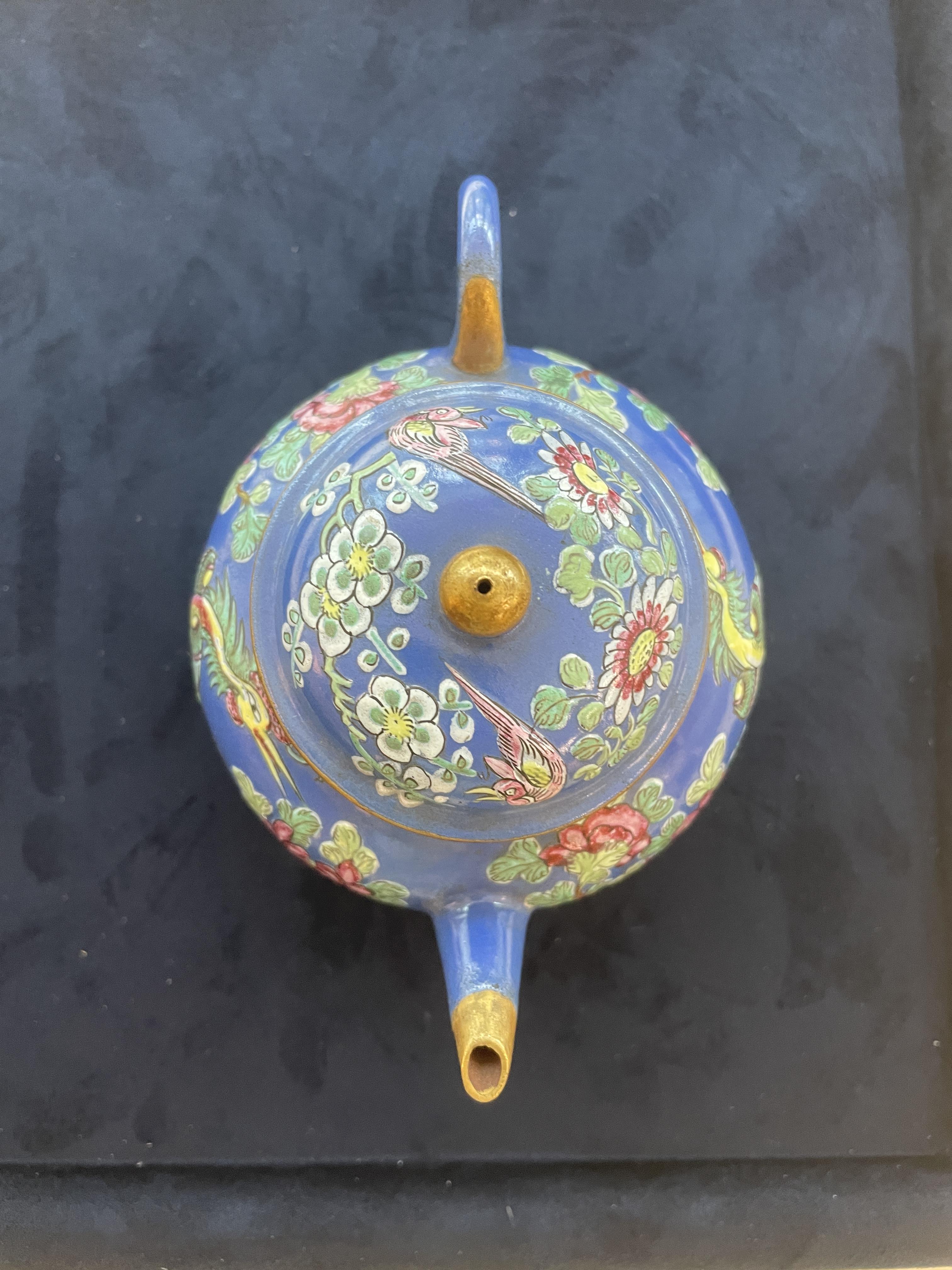 AN ENAMELLED YIXING POTTERY TEAPOT - Image 9 of 19