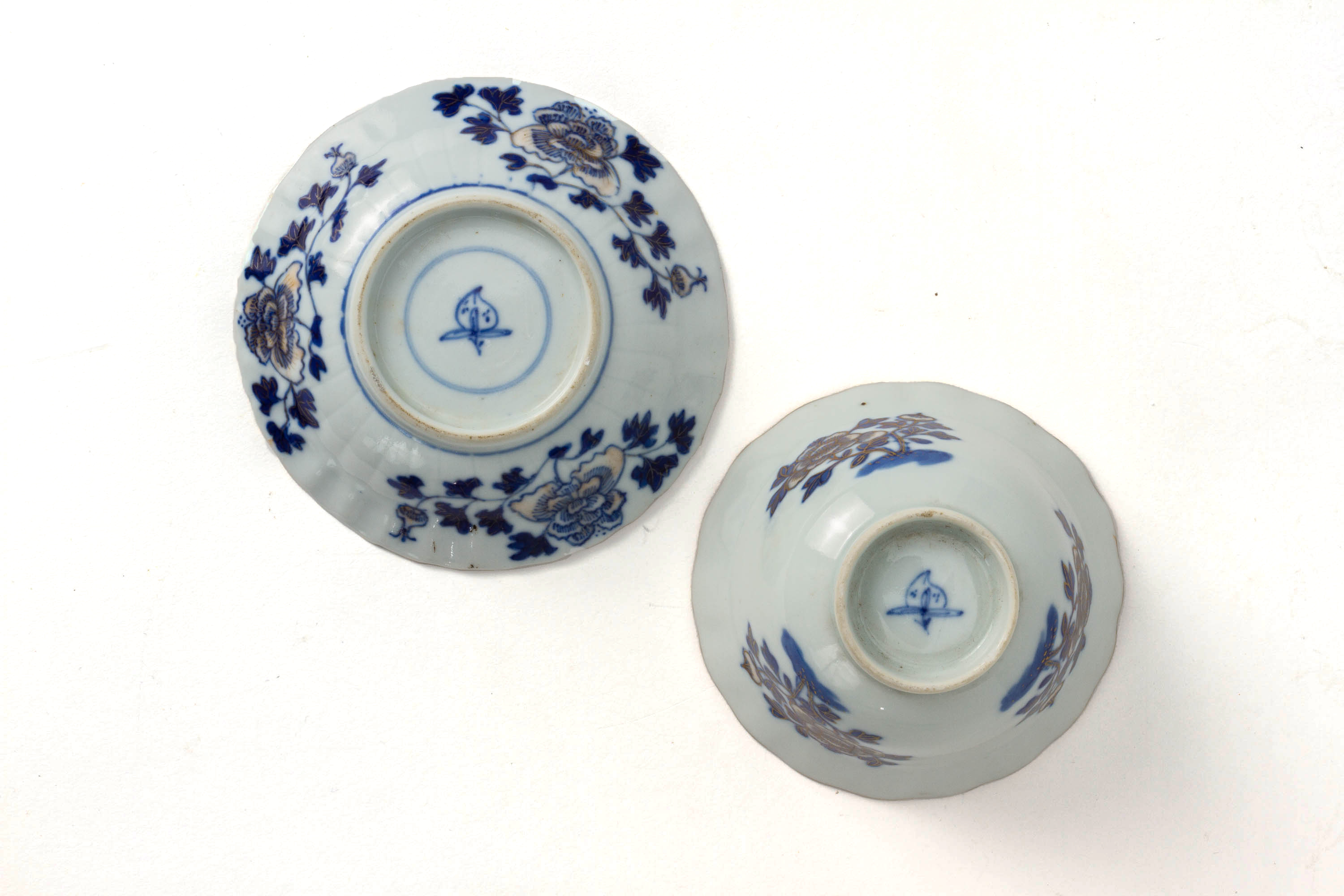 A GILDED BLUE AND WHITE TEA BOWL AND DISH - Image 2 of 8