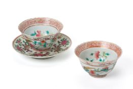 A PAIR OF FAMILLE ROSE TEA BOWLS AND A SAUCER