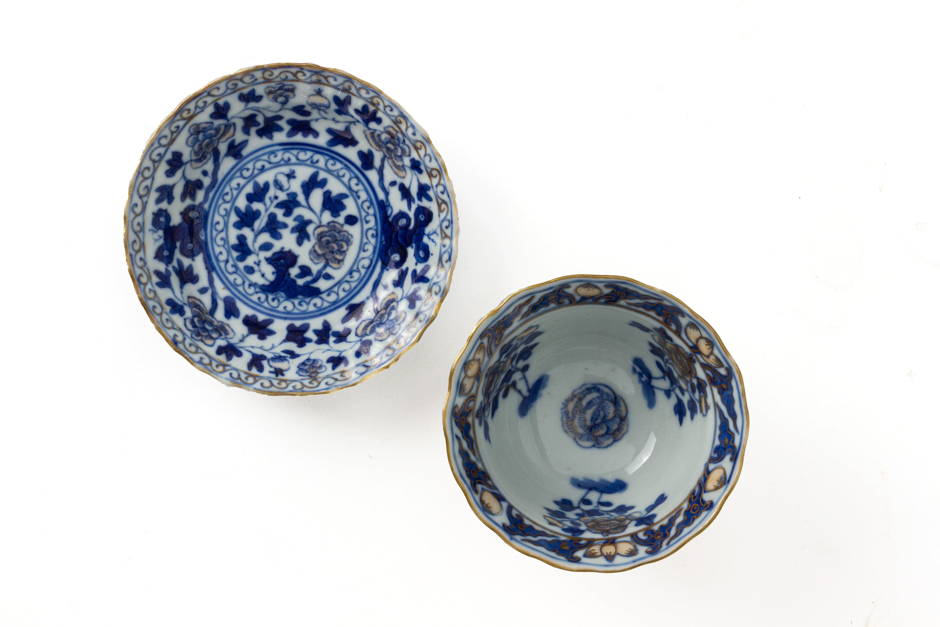 A GILDED BLUE AND WHITE TEA BOWL AND DISH - Image 3 of 8