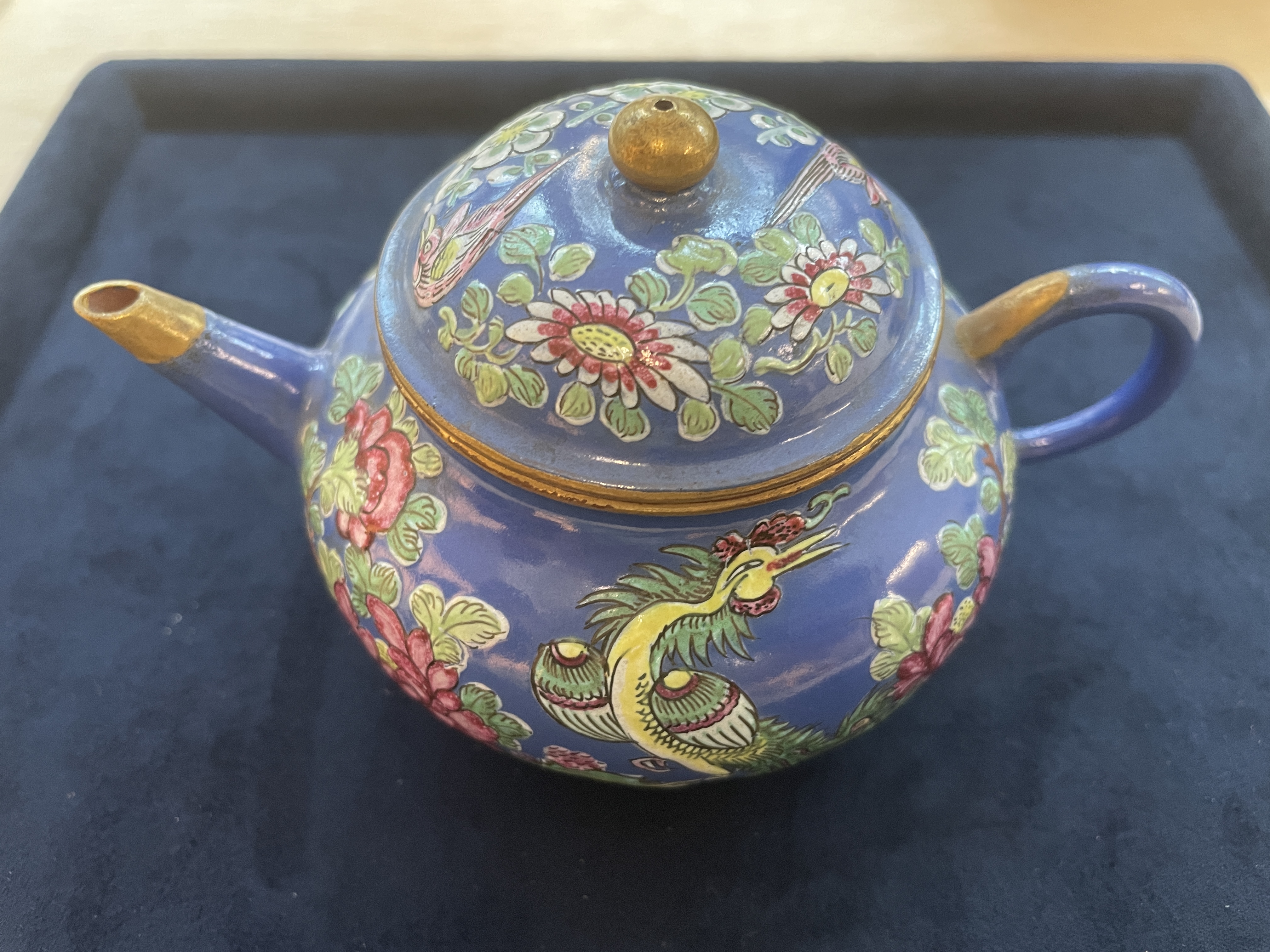 AN ENAMELLED YIXING POTTERY TEAPOT - Image 7 of 19