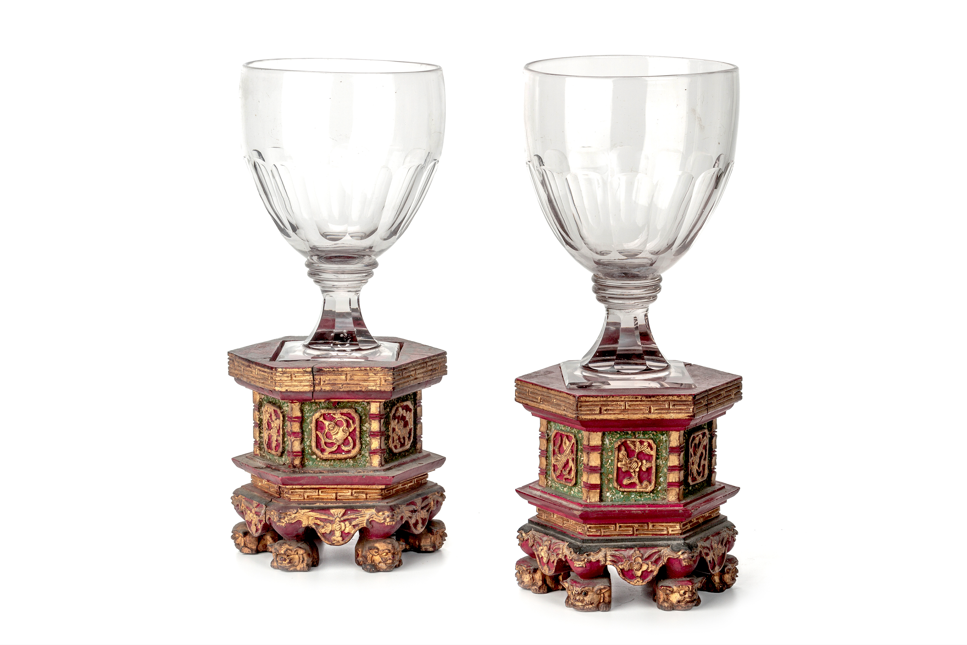 A PAIR OF GLASS VASES AND COVERS / OIL LAMPS ON STANDS - Image 3 of 6