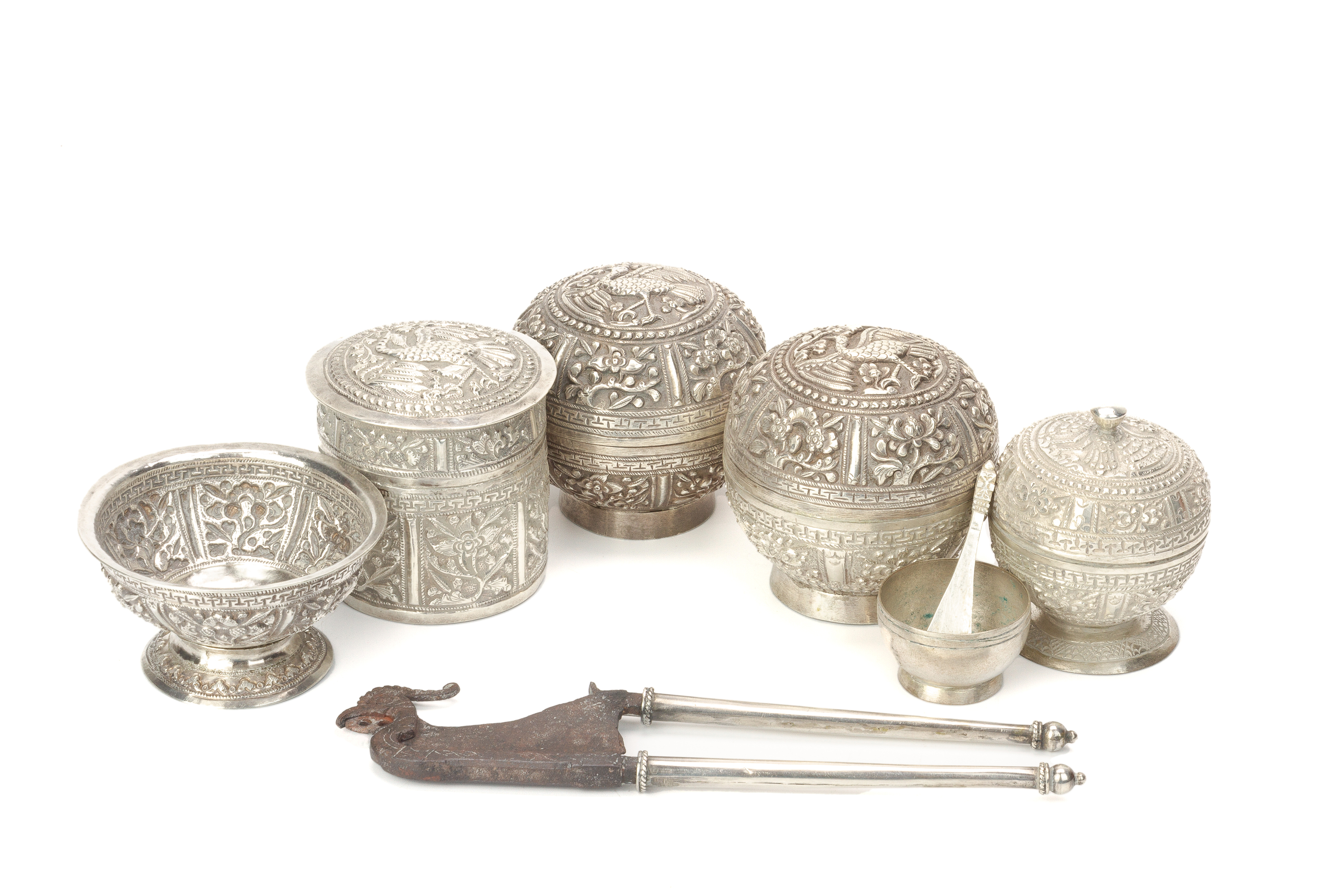 A SILVER AND BURLWOOD SIREH SET - Image 2 of 4