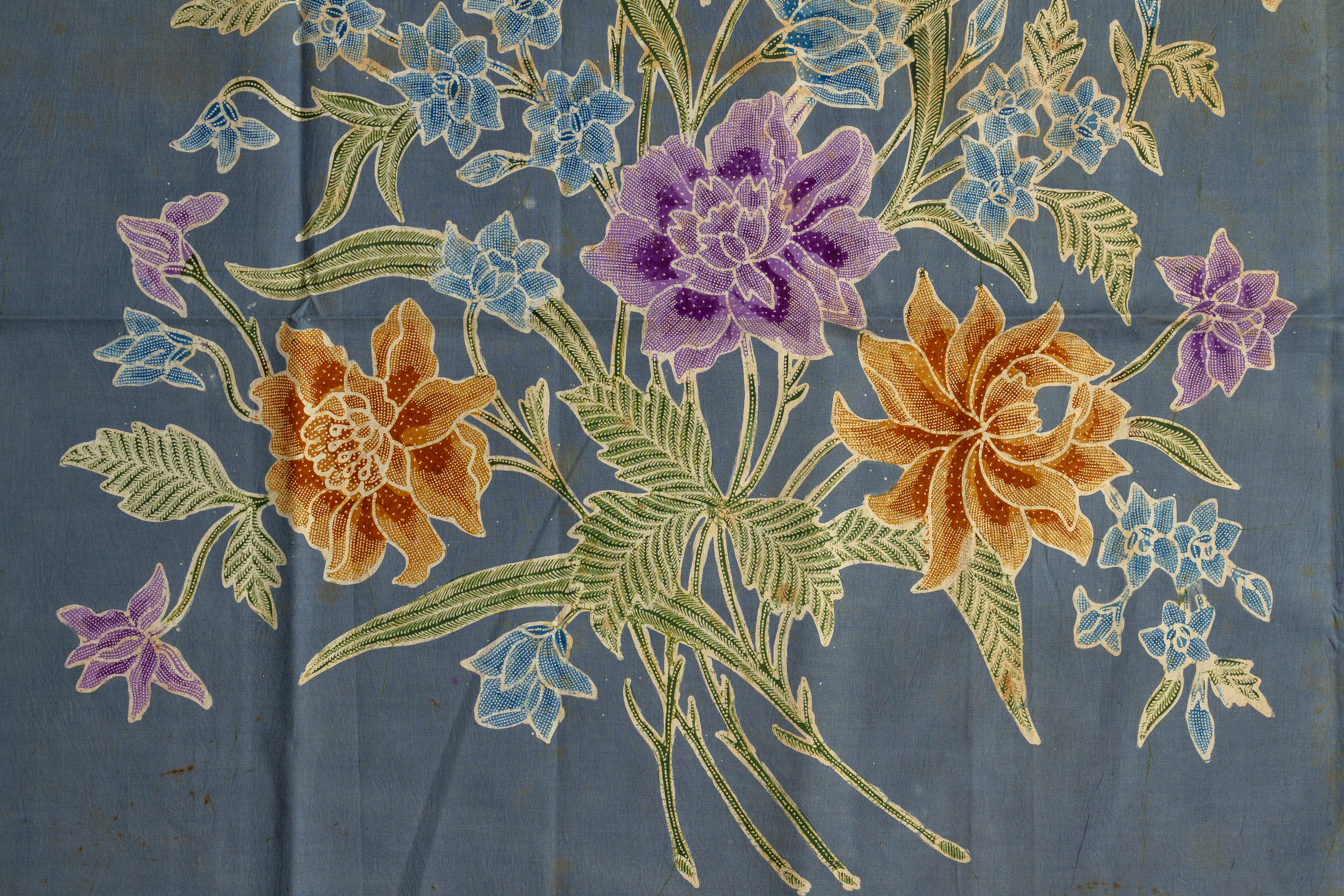 A SIGNED FLORAL BATIK SARONG - Image 3 of 4