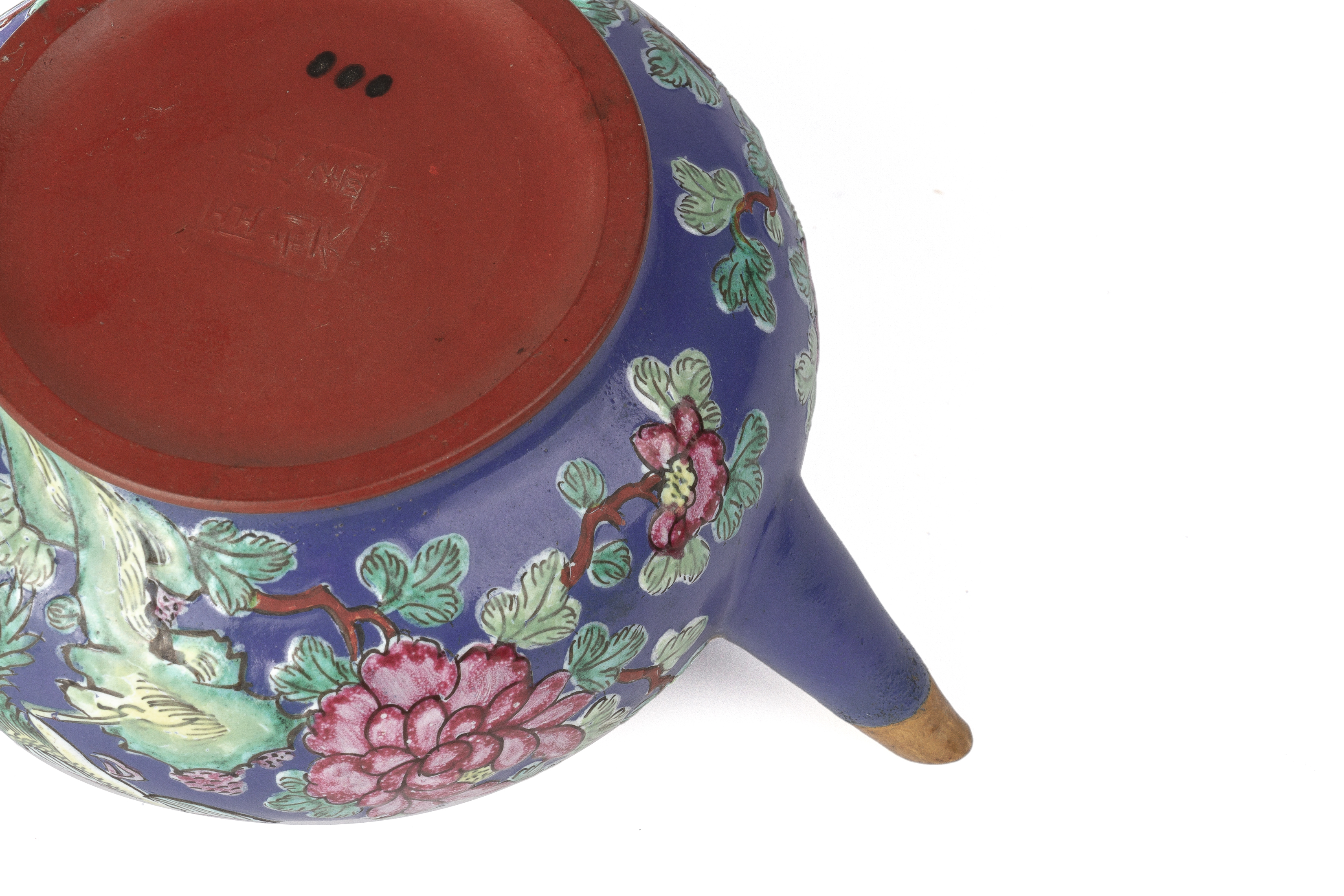 AN ENAMELLED YIXING POTTERY TEAPOT - Image 3 of 19