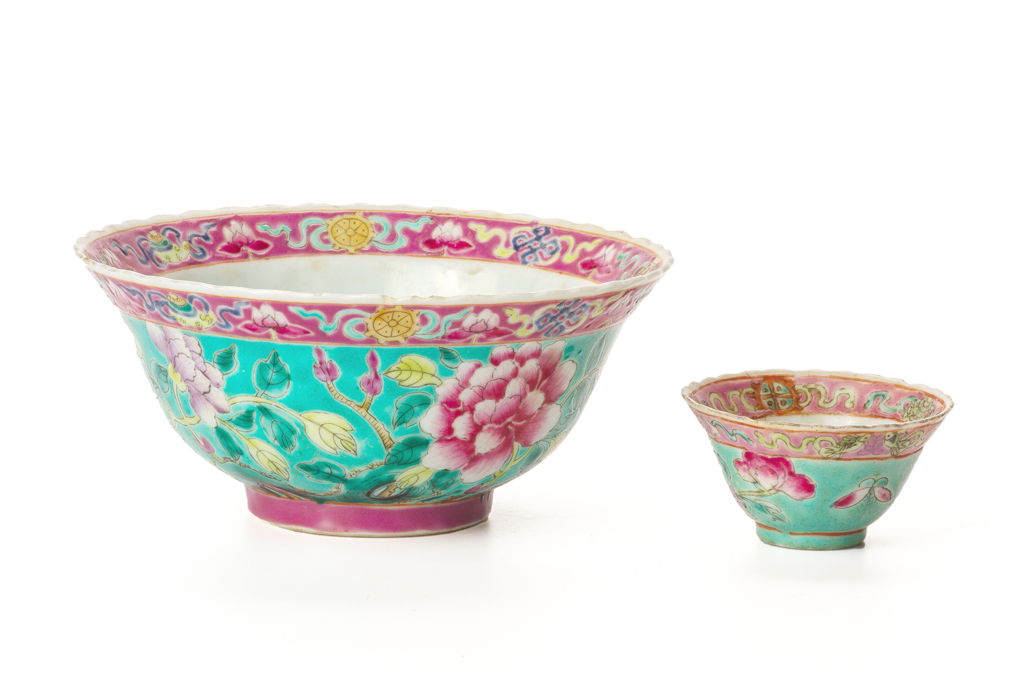 A TURQUOISE GROUND FAMILLE ROSE BOWL AND TEA BOWL - Image 2 of 3