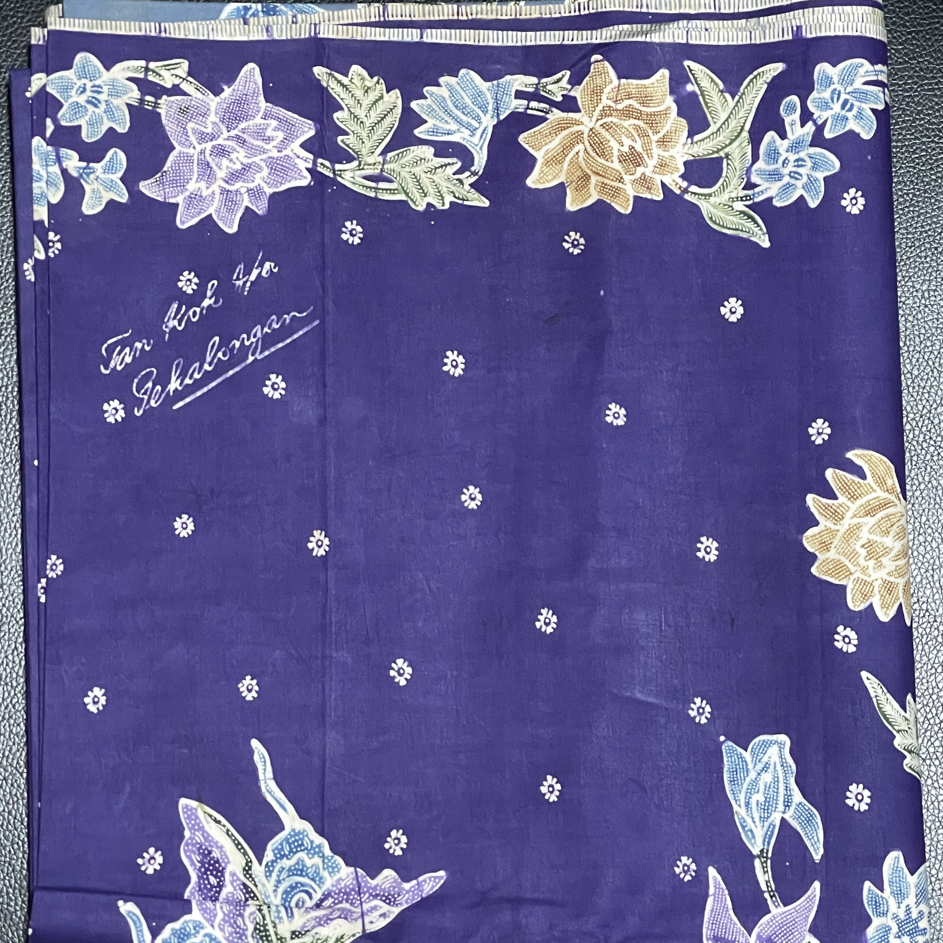 A SIGNED FLORAL BATIK SARONG - Image 4 of 4