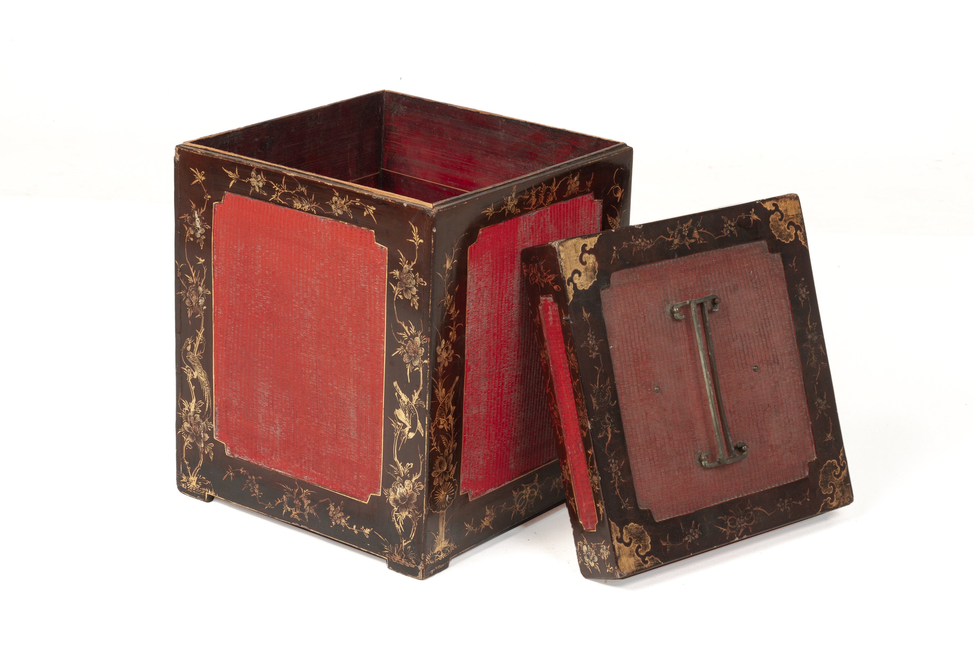 A SQUARE BLACK AND RED LACQUER BOX - Image 2 of 3