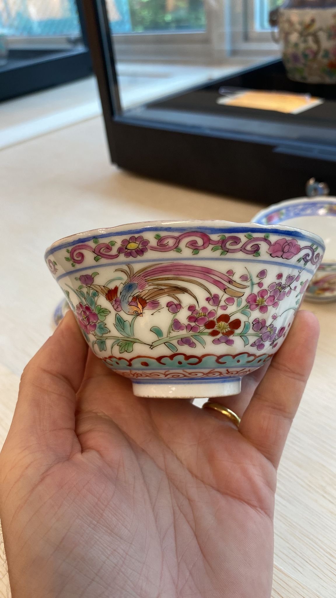 A PAIR OF FAMILLE ROSE TEA BOWLS AND COVERS - Image 10 of 10