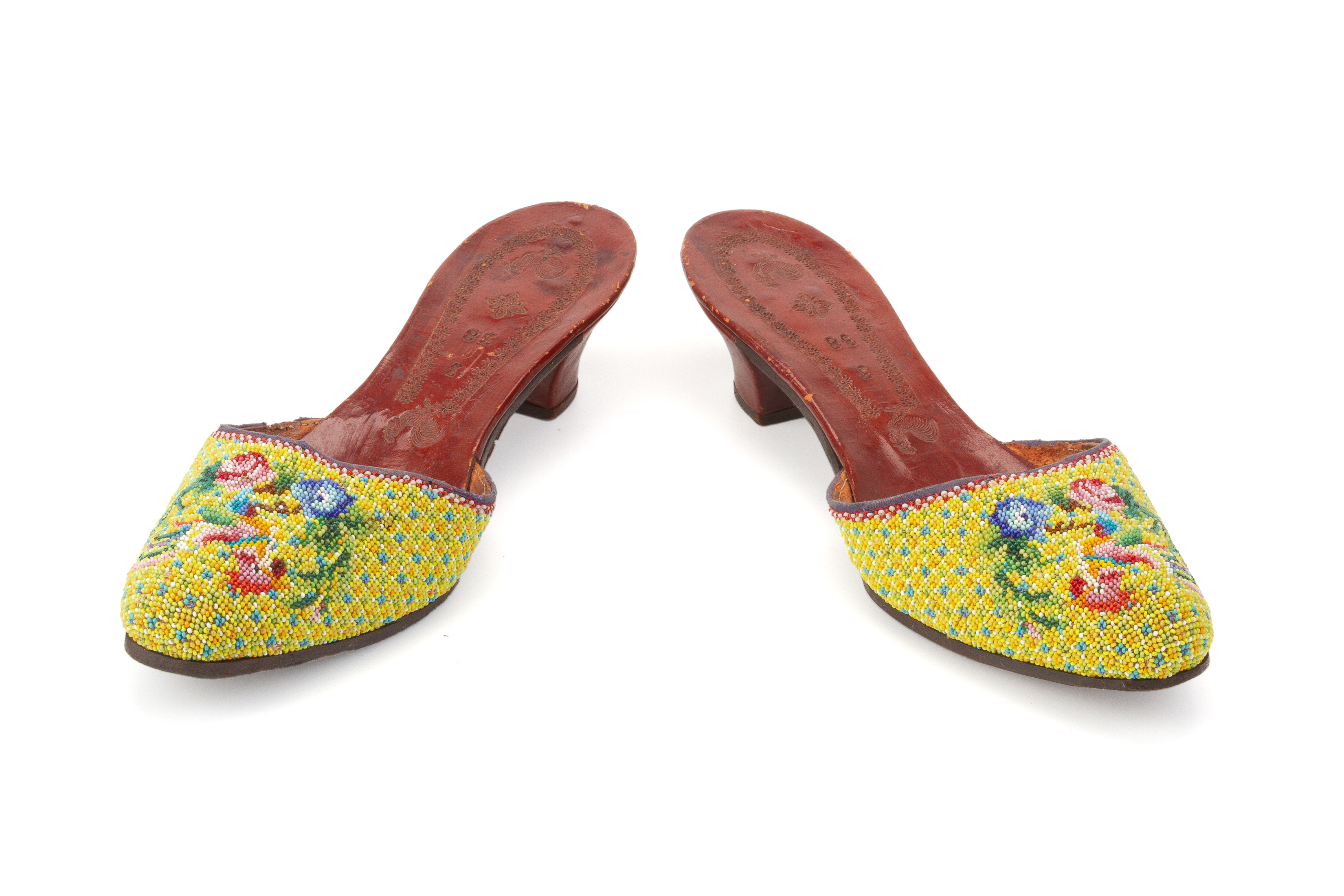 A PAIR OF BEADED SLIPPERS - Image 3 of 3