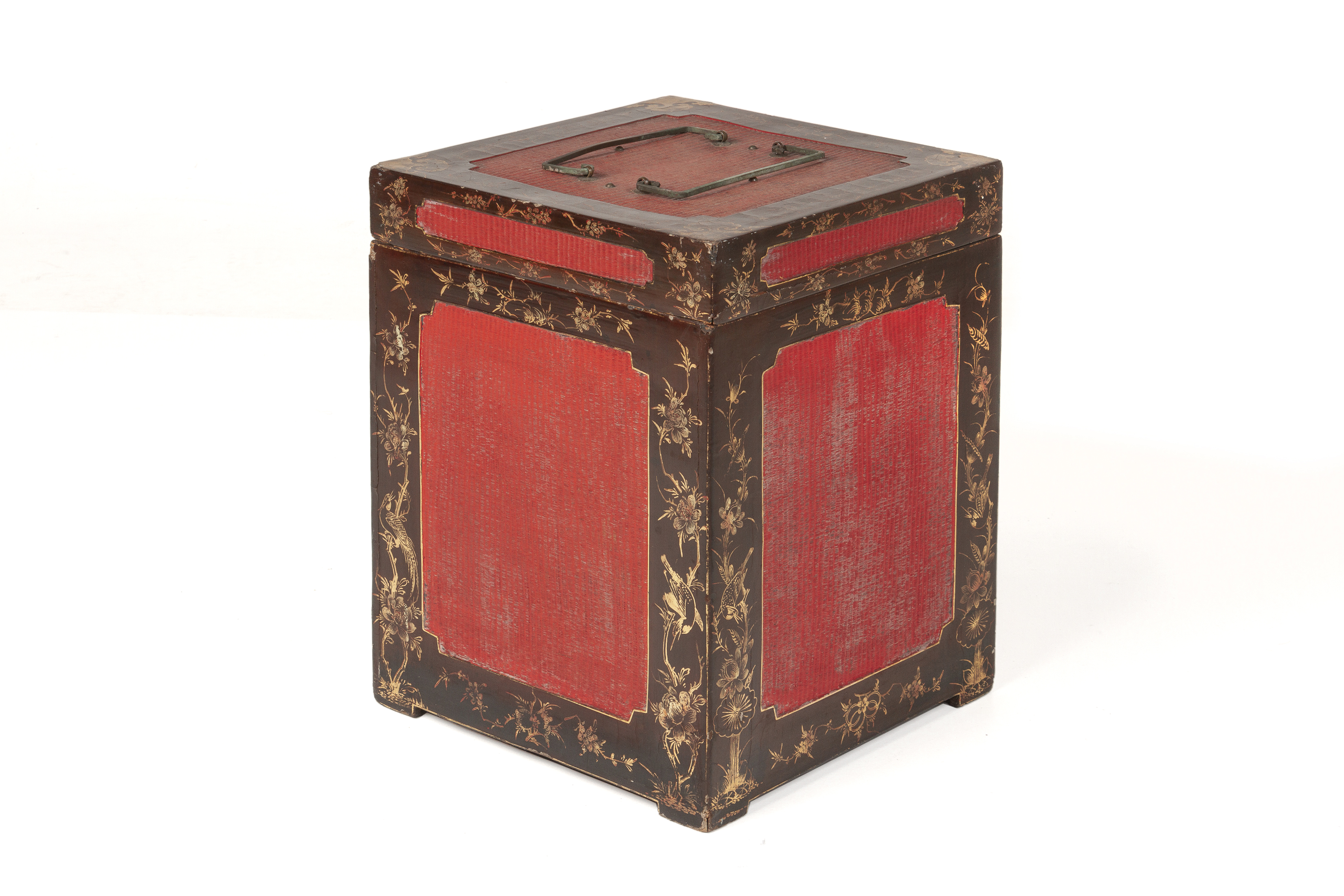 A SQUARE BLACK AND RED LACQUER BOX