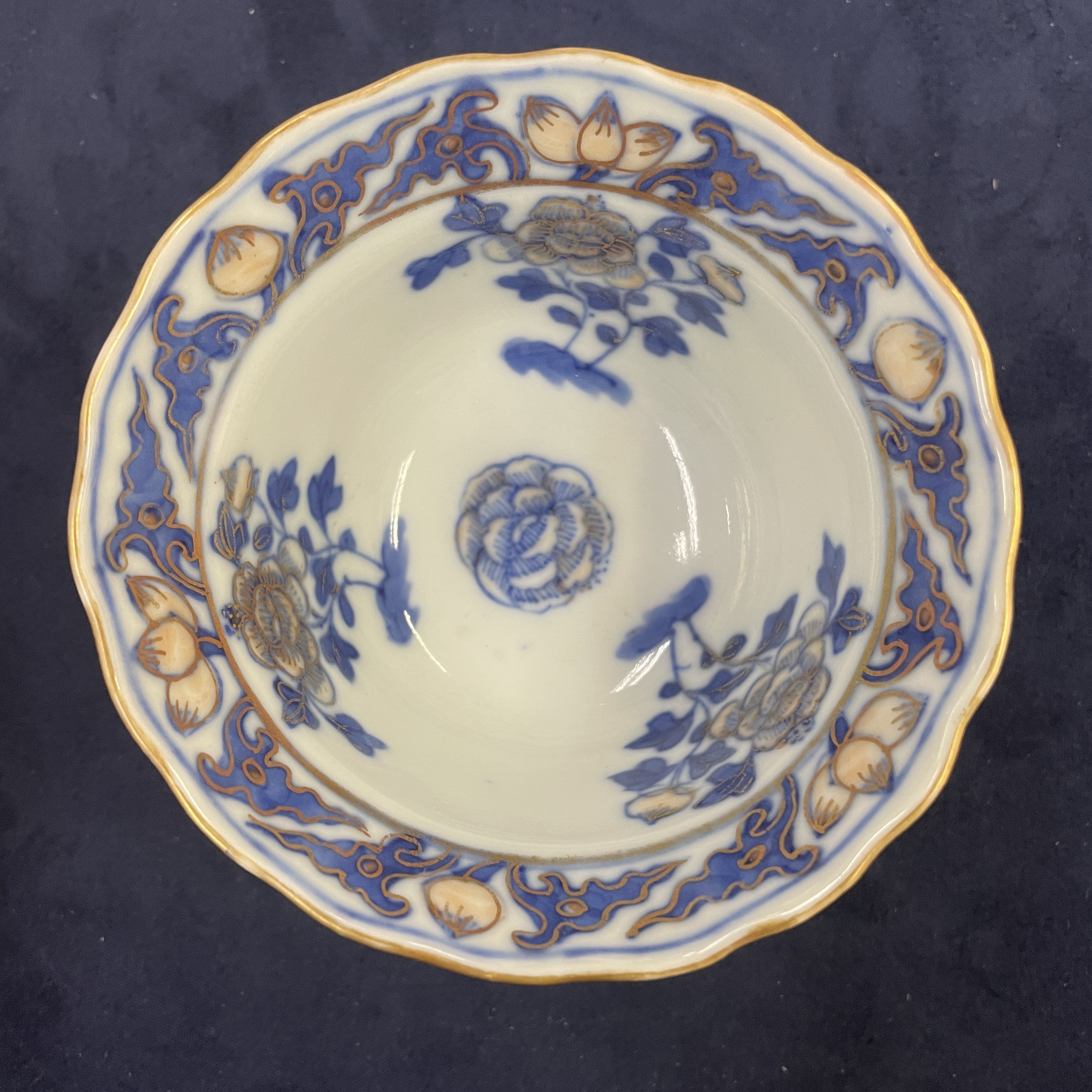 A GILDED BLUE AND WHITE TEA BOWL AND DISH - Image 7 of 8