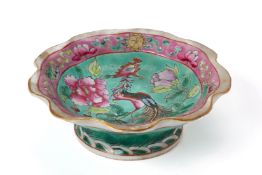 A SMALL TURQUOISE GROUND FAMILLE ROSE OFFERING DISH