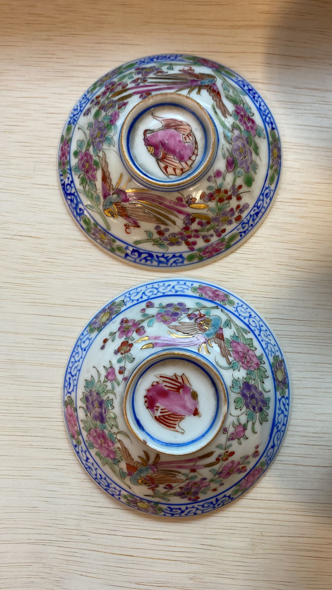 A PAIR OF FAMILLE ROSE TEA BOWLS AND COVERS - Image 9 of 10