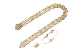 A GROUP OF THREE JEWELLERY ITEMS