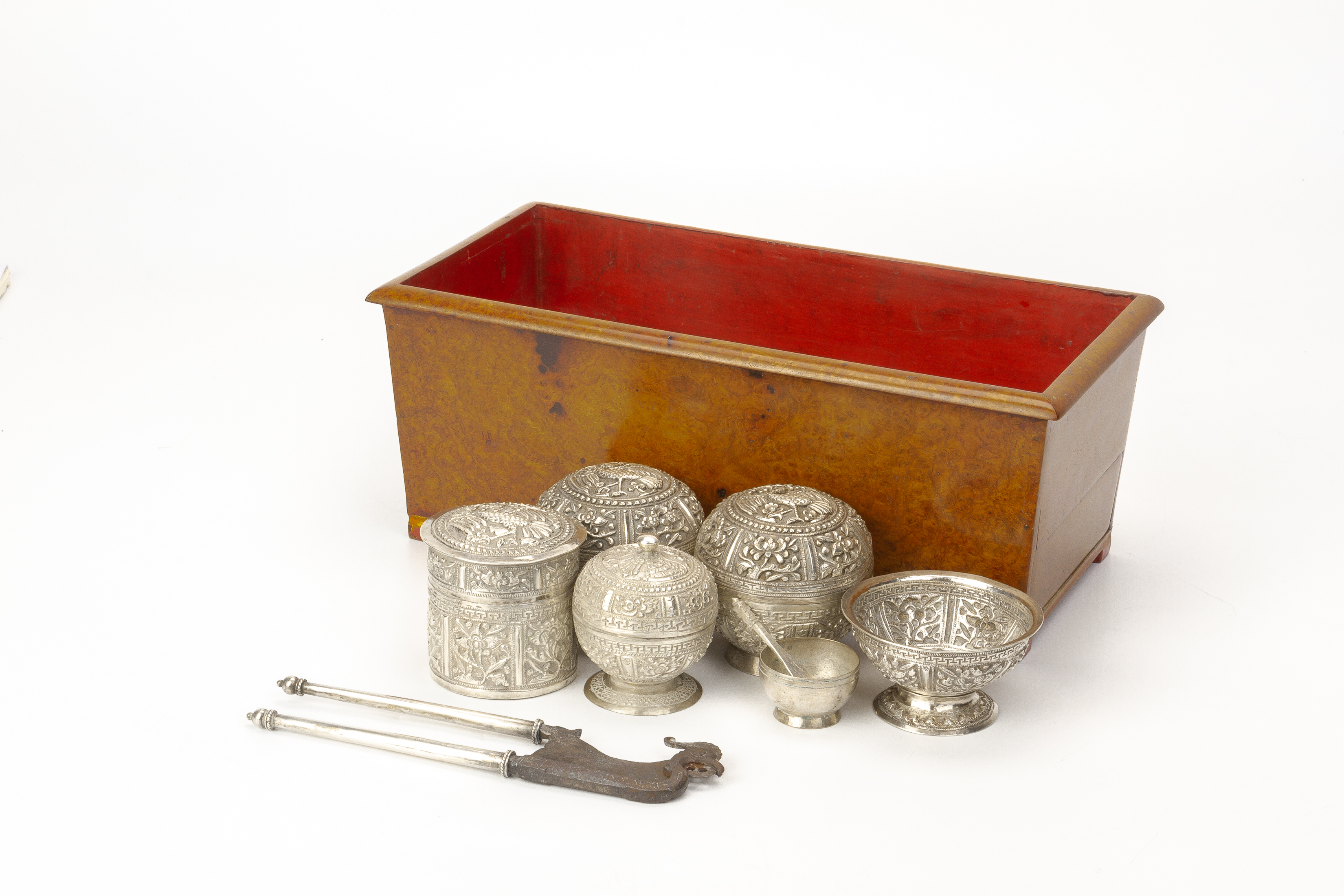 A SILVER AND BURLWOOD SIREH SET