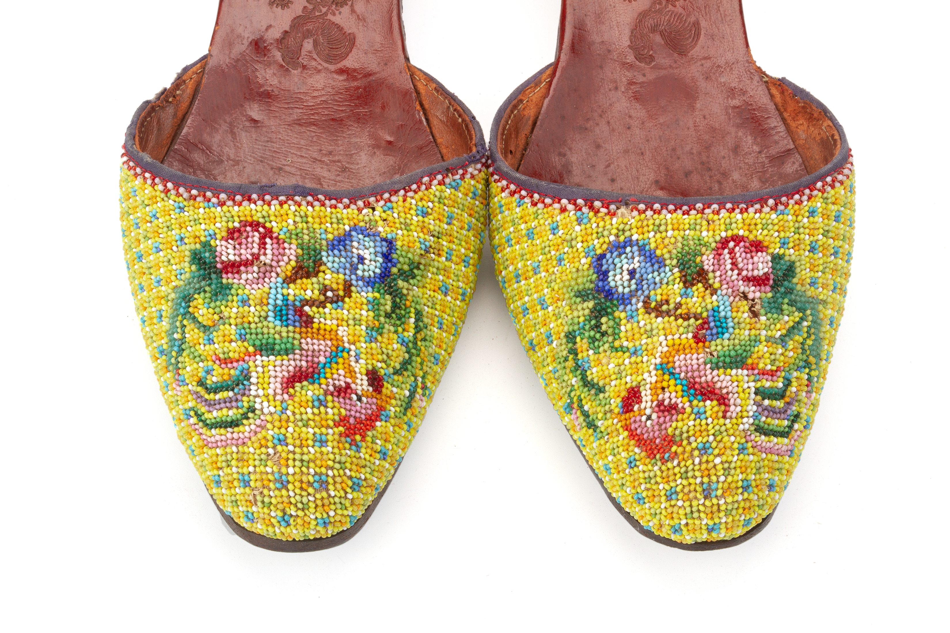 A PAIR OF BEADED SLIPPERS - Image 2 of 3