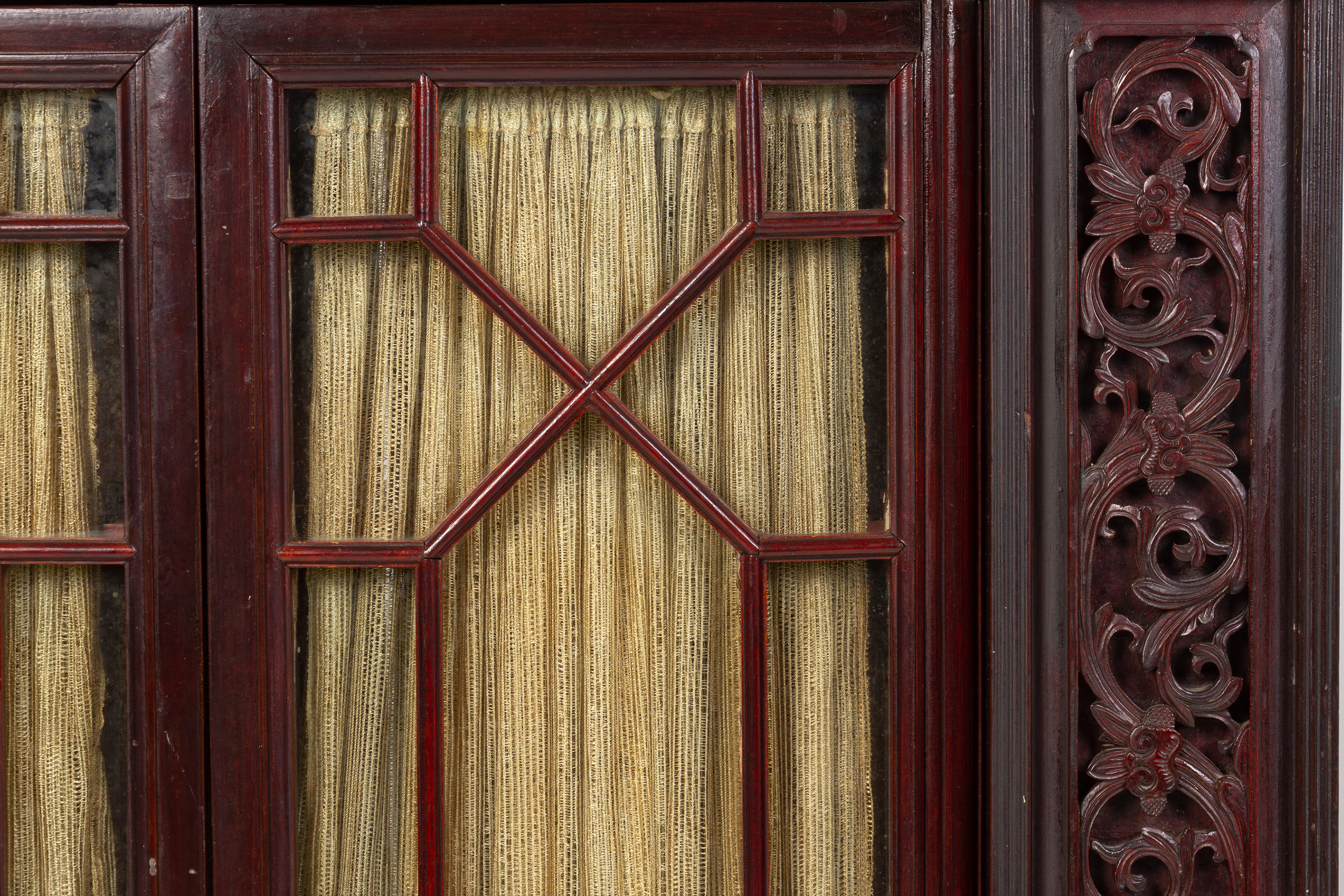 A CARVED AND GLAZED CABINET - Image 4 of 4