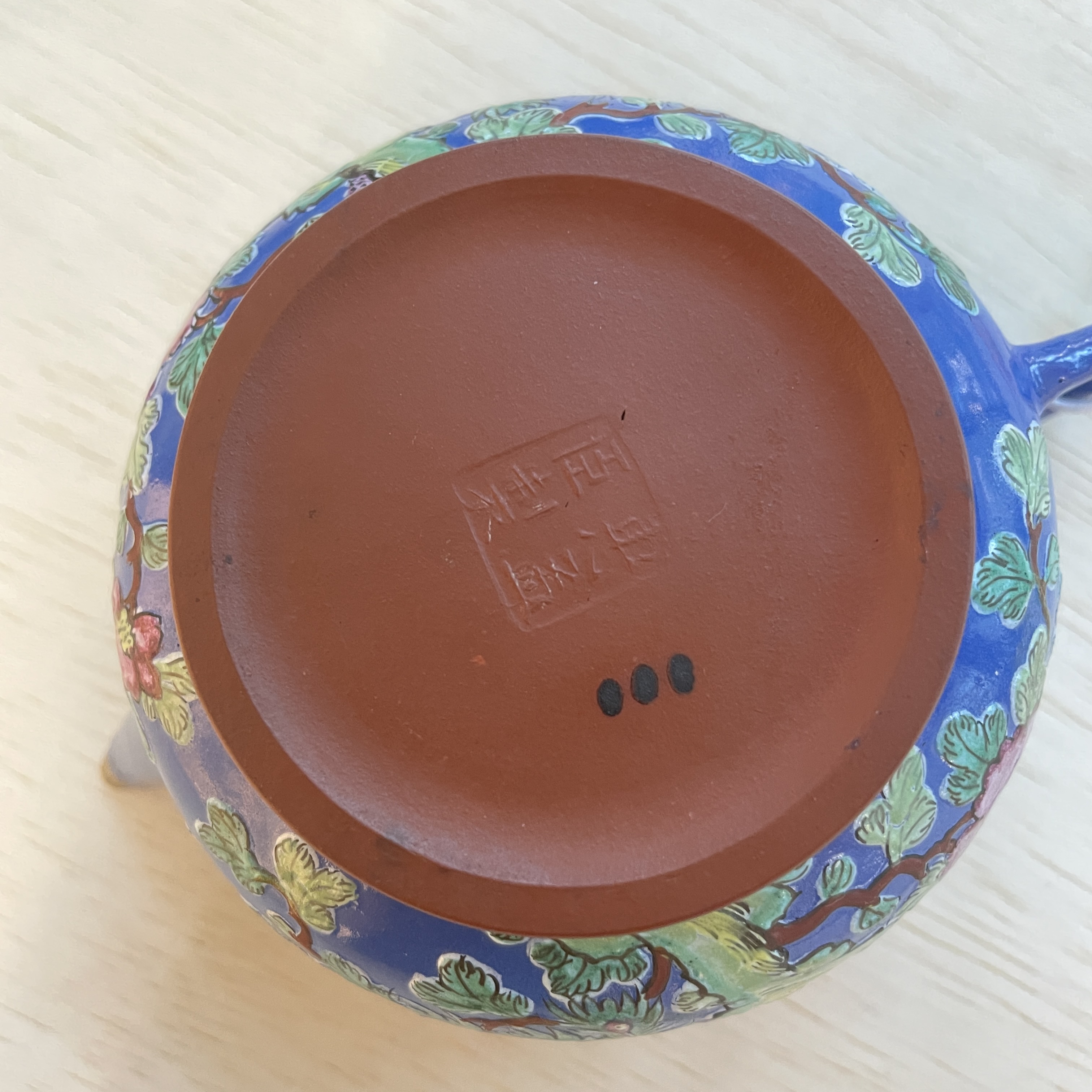 AN ENAMELLED YIXING POTTERY TEAPOT - Image 19 of 19