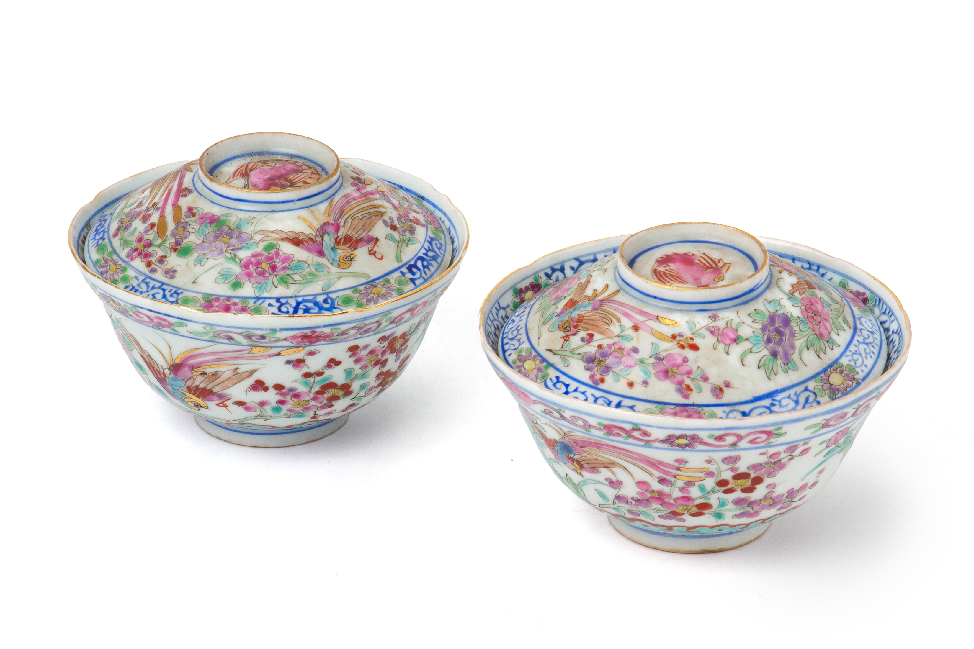 A PAIR OF FAMILLE ROSE TEA BOWLS AND COVERS - Image 2 of 10