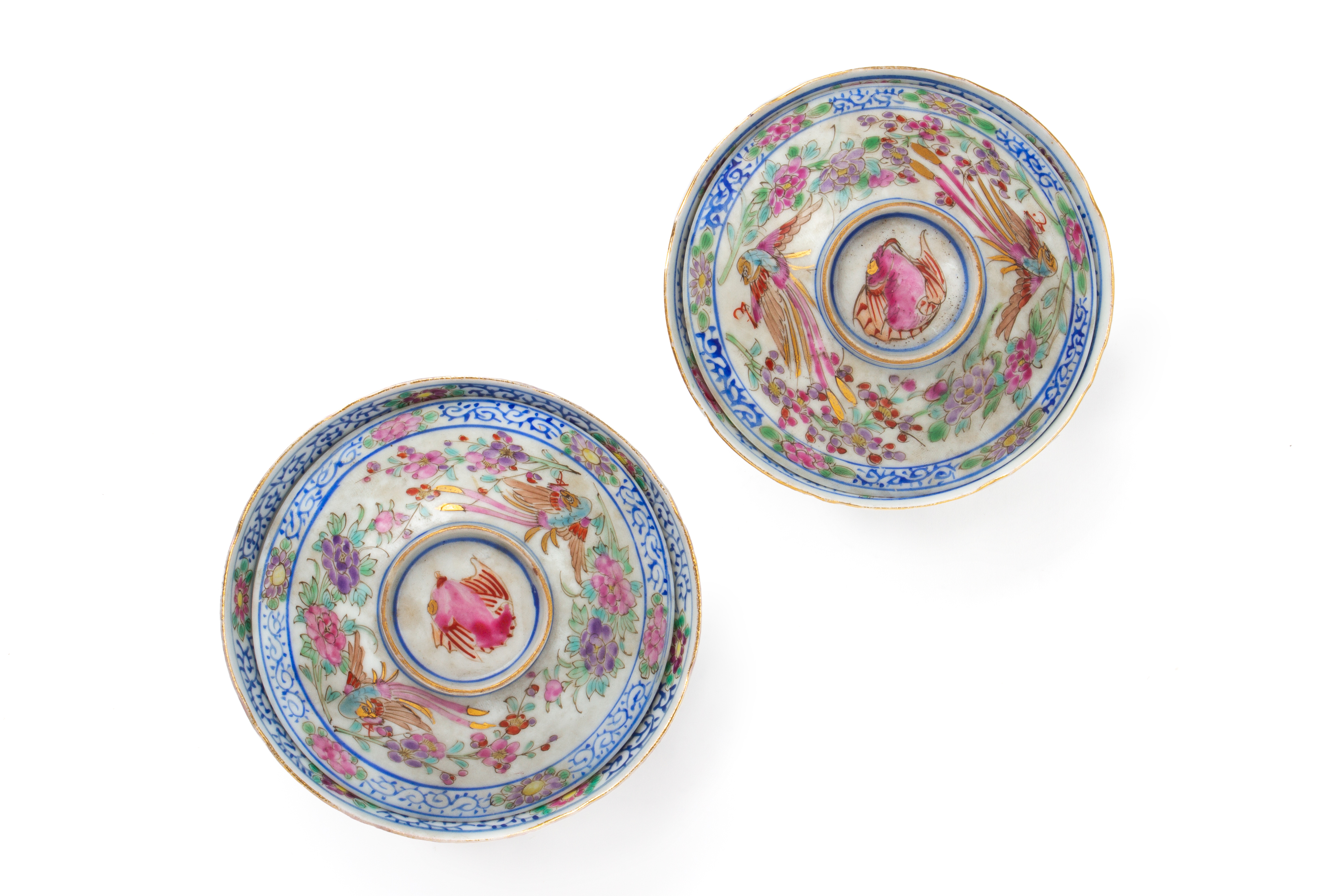 A PAIR OF FAMILLE ROSE TEA BOWLS AND COVERS - Image 3 of 10