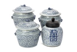 A GROUP OF FOUR BLUE AND WHITE PORCELAIN ITEMS