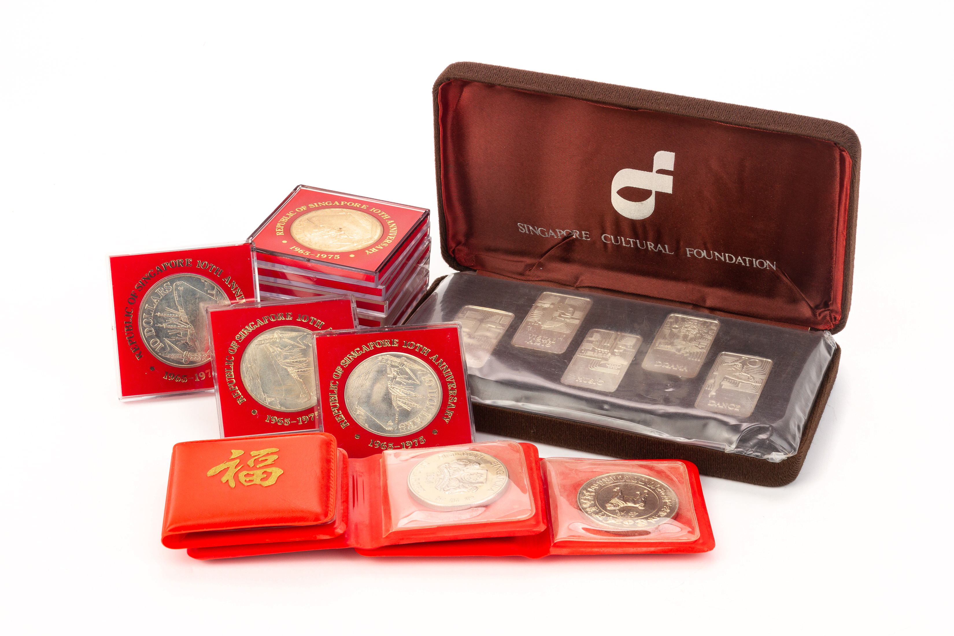 A GROUP OF SINGAPORE COINS AND OTHER COMMEMORATIVES
