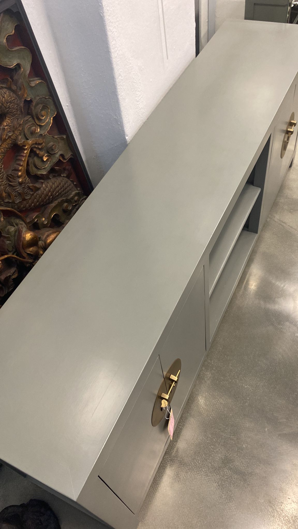 A GREY PAINTED TV CABINET - Image 7 of 8