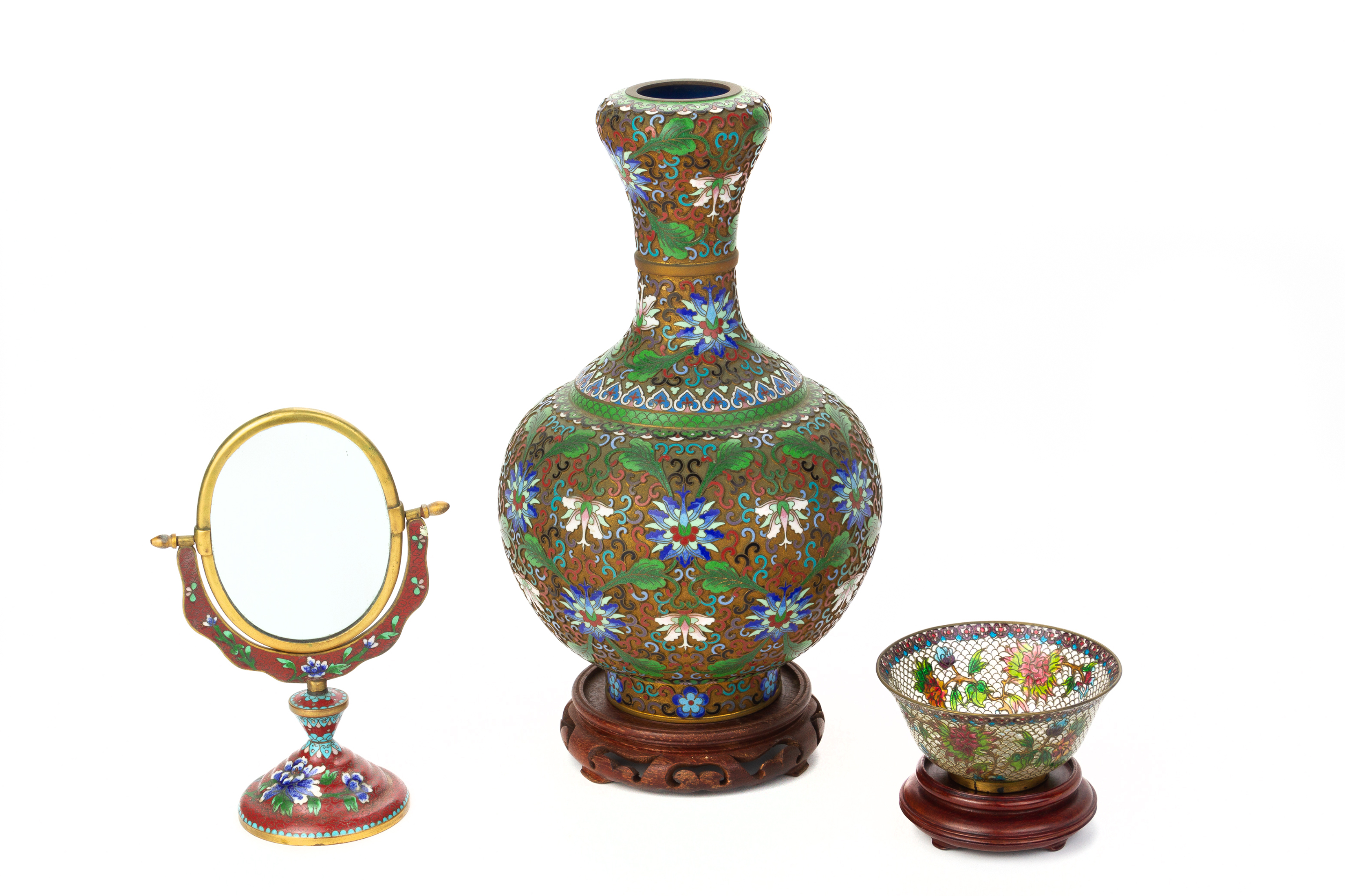 A GROUP OF CHINESE ENAMEL DECORATED ITEMS