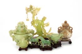 A GROUP OF JADE / SERPENTINE AND STONE CARVINGS