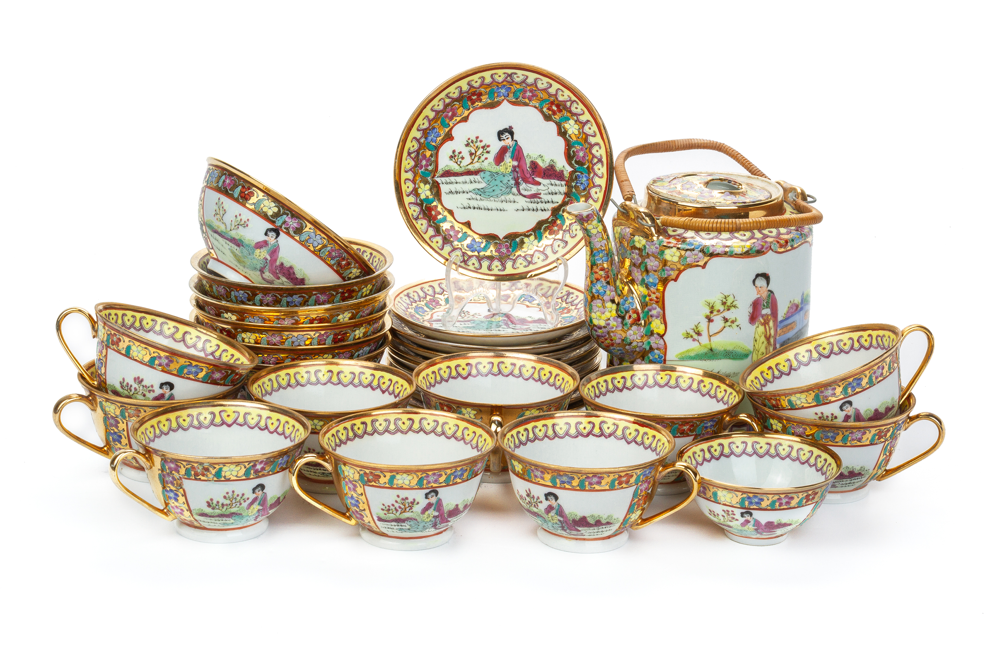 A CHINESE FAMILLE ROSE PORCELAIN TEA SERVICE