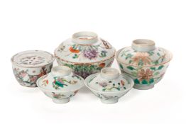 A GROUP OF FIVE FAMILLE ROSE PORCELAIN ITEMS