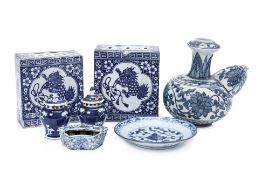 A GROUP OF ORIENTAL BLUE AND WHITE CERAMICS