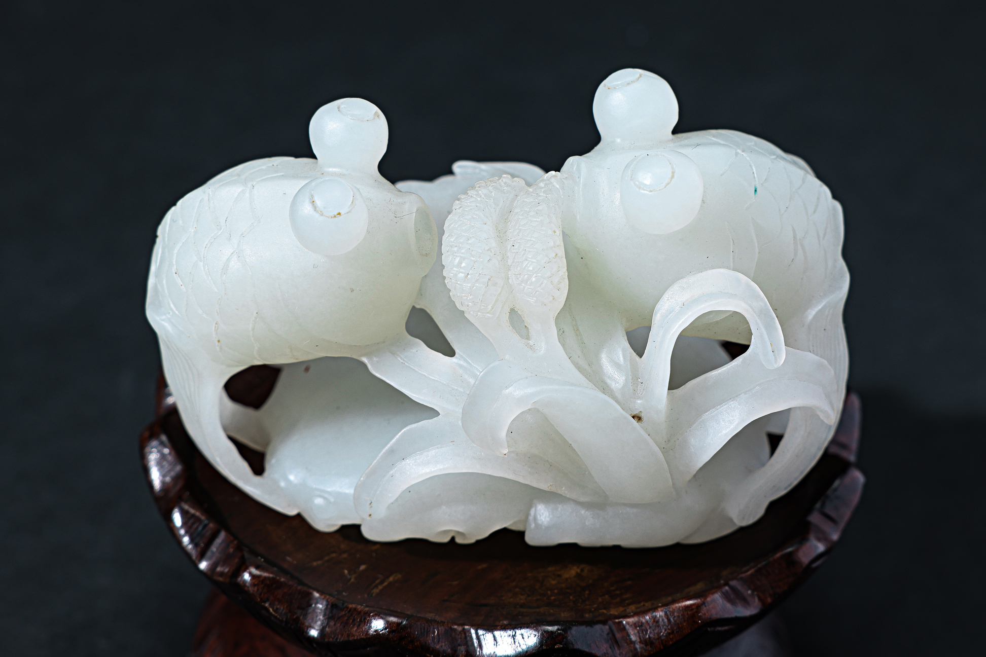 A NEPHRITE JADE CARVING OF GOLDFISH - Image 2 of 4