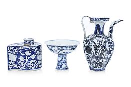 A GROUP OF YUAN/MING STYLE BLUE AND WHITE PORCELAIN ITEMS