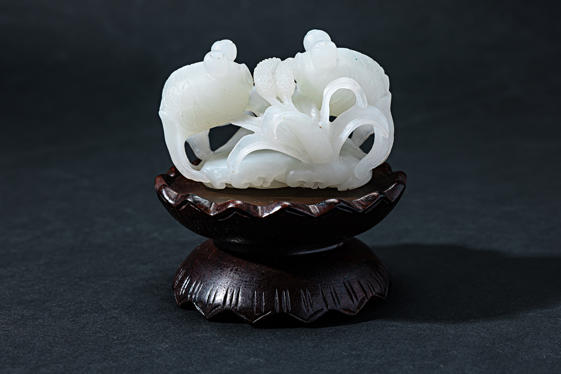 A NEPHRITE JADE CARVING OF GOLDFISH