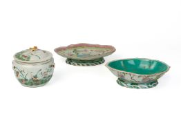 A GROUP OF THREE FAMILLE ROSE PORCELAIN ITEMS