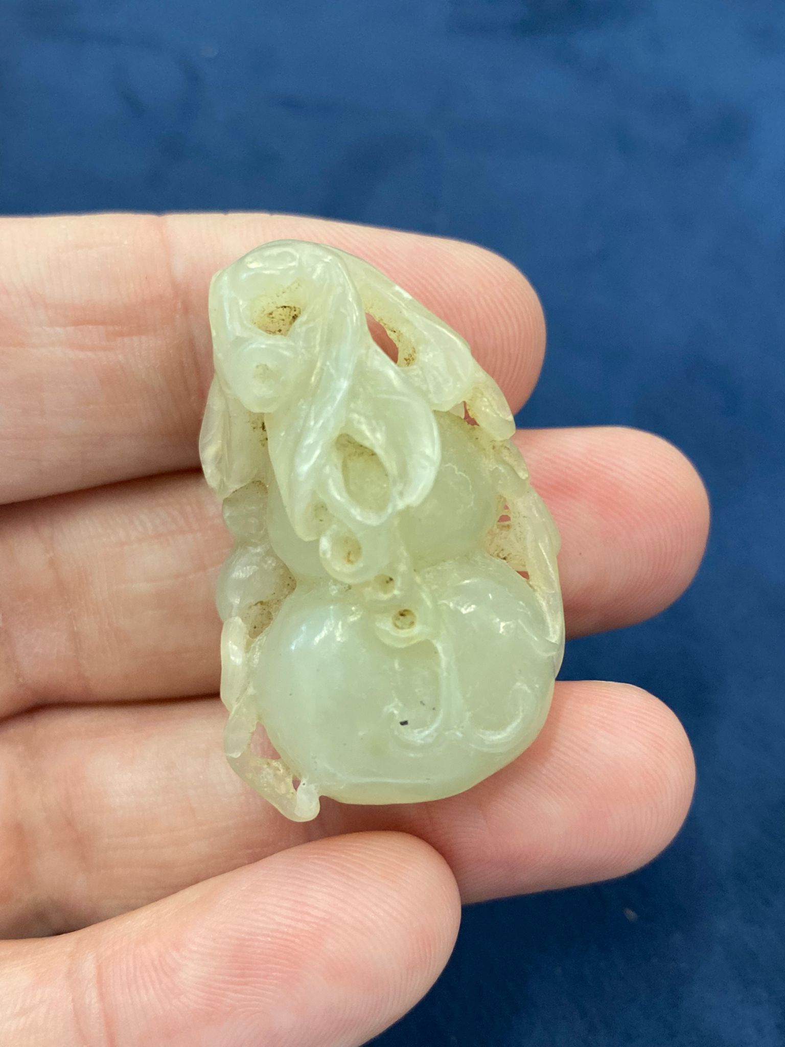 A GROUP OF TEN SMALL JADE CARVINGS AND TOGGLES - Image 15 of 24