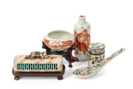A GROUP OF SMALL CHINESE PORCELAIN AND OTHER ITEMS