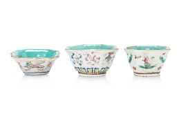 A GROUP OF THREE SMALL FAMILLE ROSE PORCELAIN BOWLS