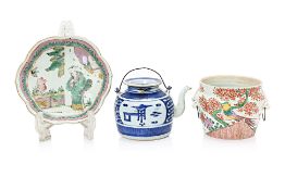 A GROUP OF THREE ORIENTAL PORCELAIN ITEMS