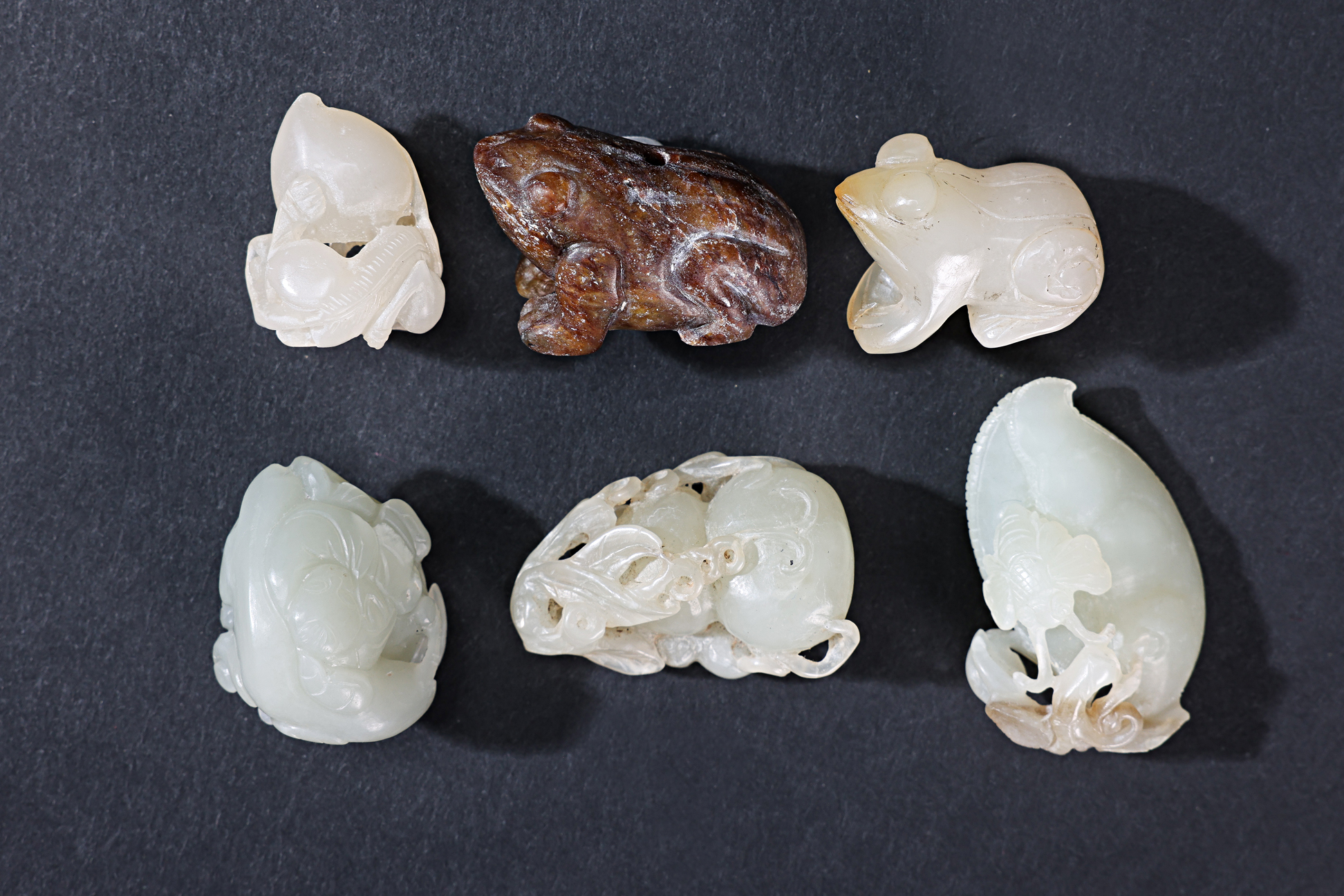 A GROUP OF TEN SMALL JADE CARVINGS AND TOGGLES - Image 3 of 24