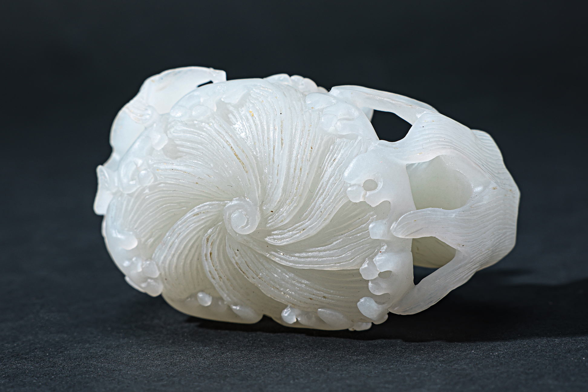 A NEPHRITE JADE CARVING OF GOLDFISH - Image 4 of 4