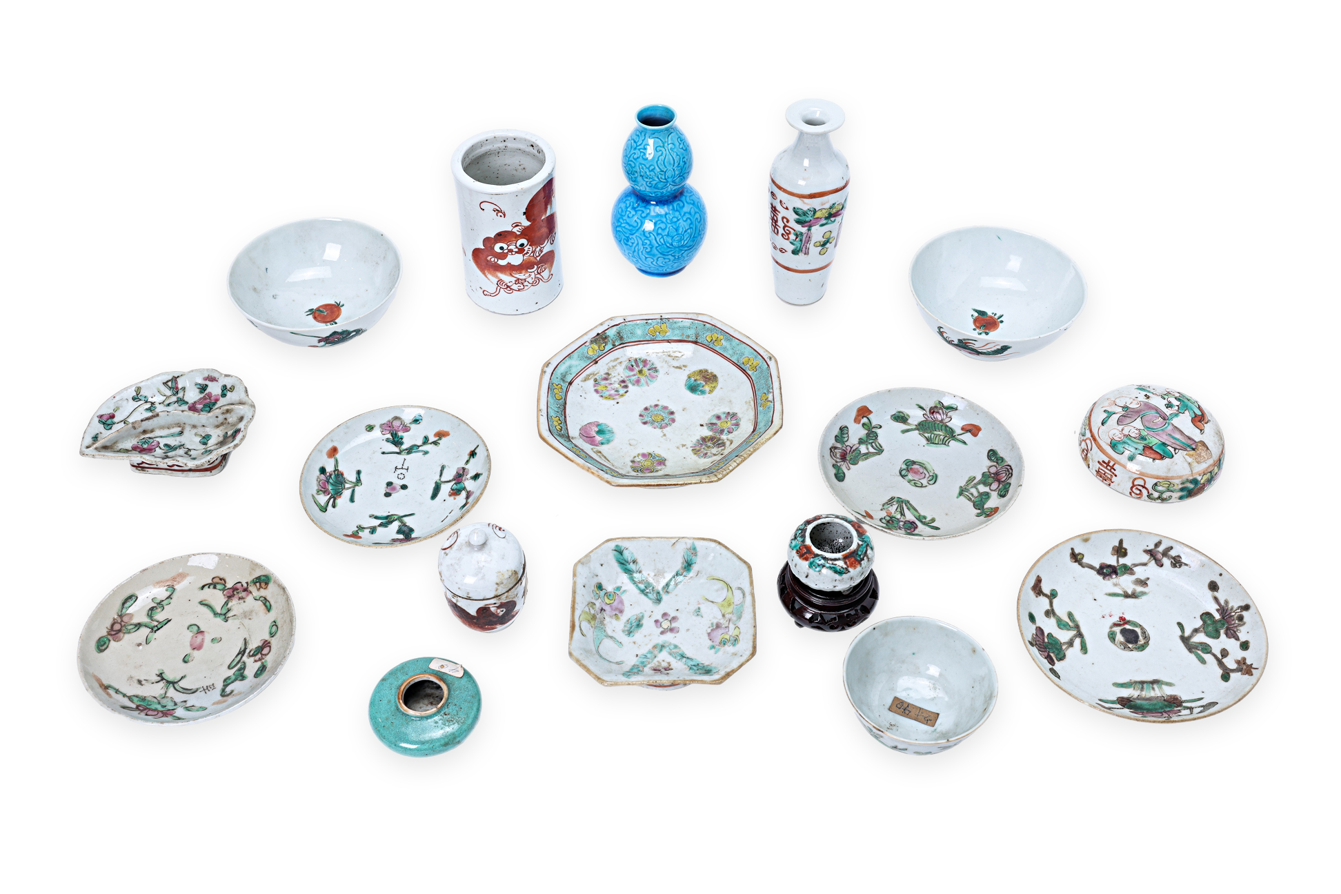 AN ASSORTED GROUP OF FAMILLE ROSE AND OTHER CERAMICS
