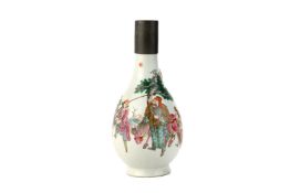 A FAMILLE ROSE PORCELAIN BOTTLE SHAPED EWER