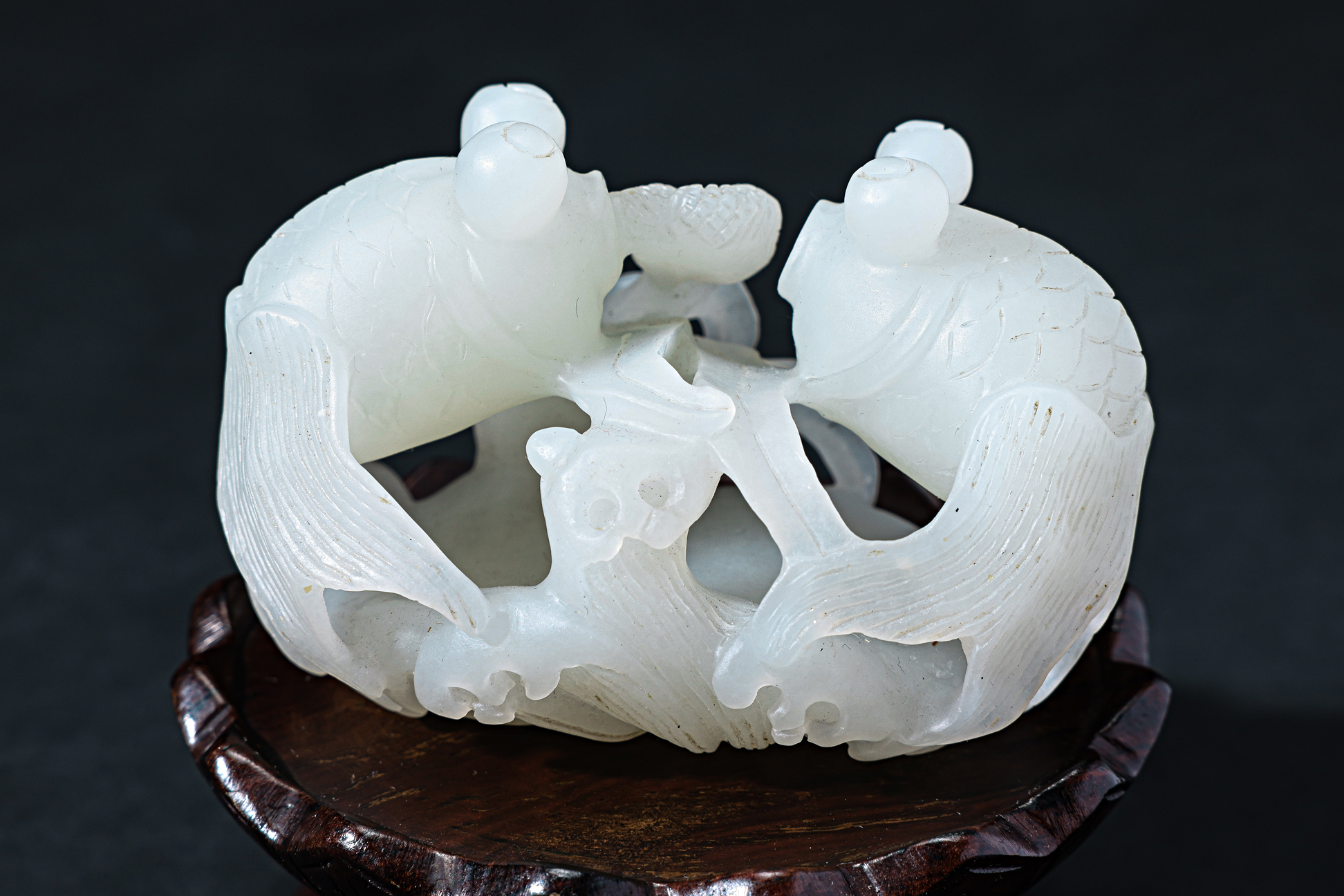 A NEPHRITE JADE CARVING OF GOLDFISH - Image 3 of 4
