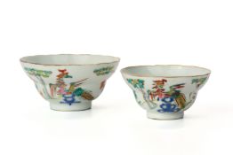 A PAIR OF GRADUATED FAMILLE ROSE PHOENIX AND PEONY BOWLS