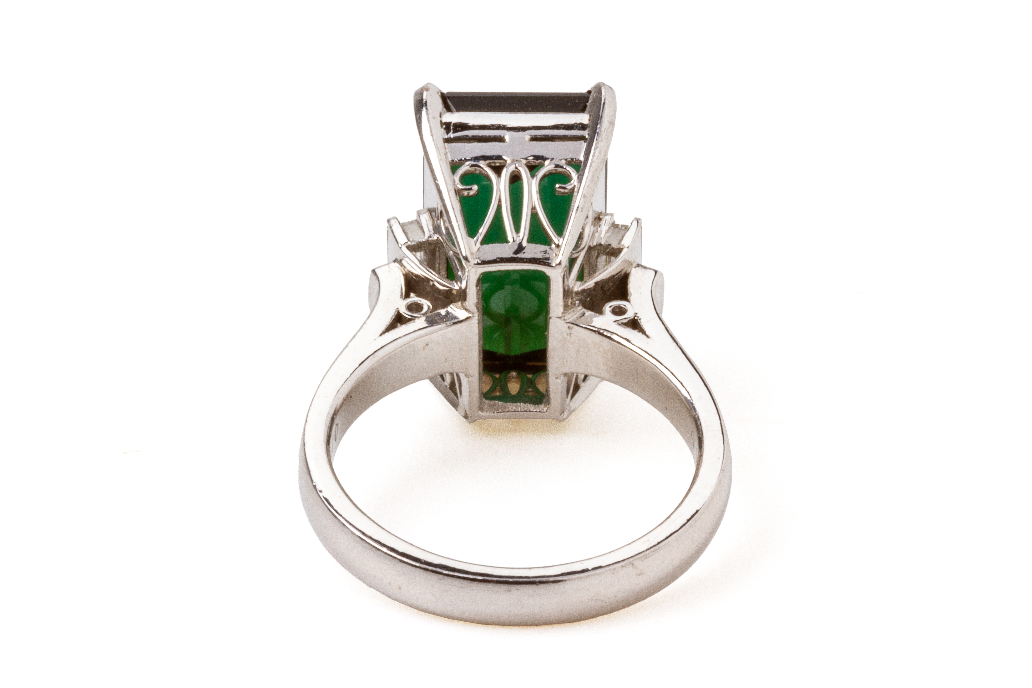 A GREEN TOURMALINE AND DIAMOND RING - Image 3 of 5