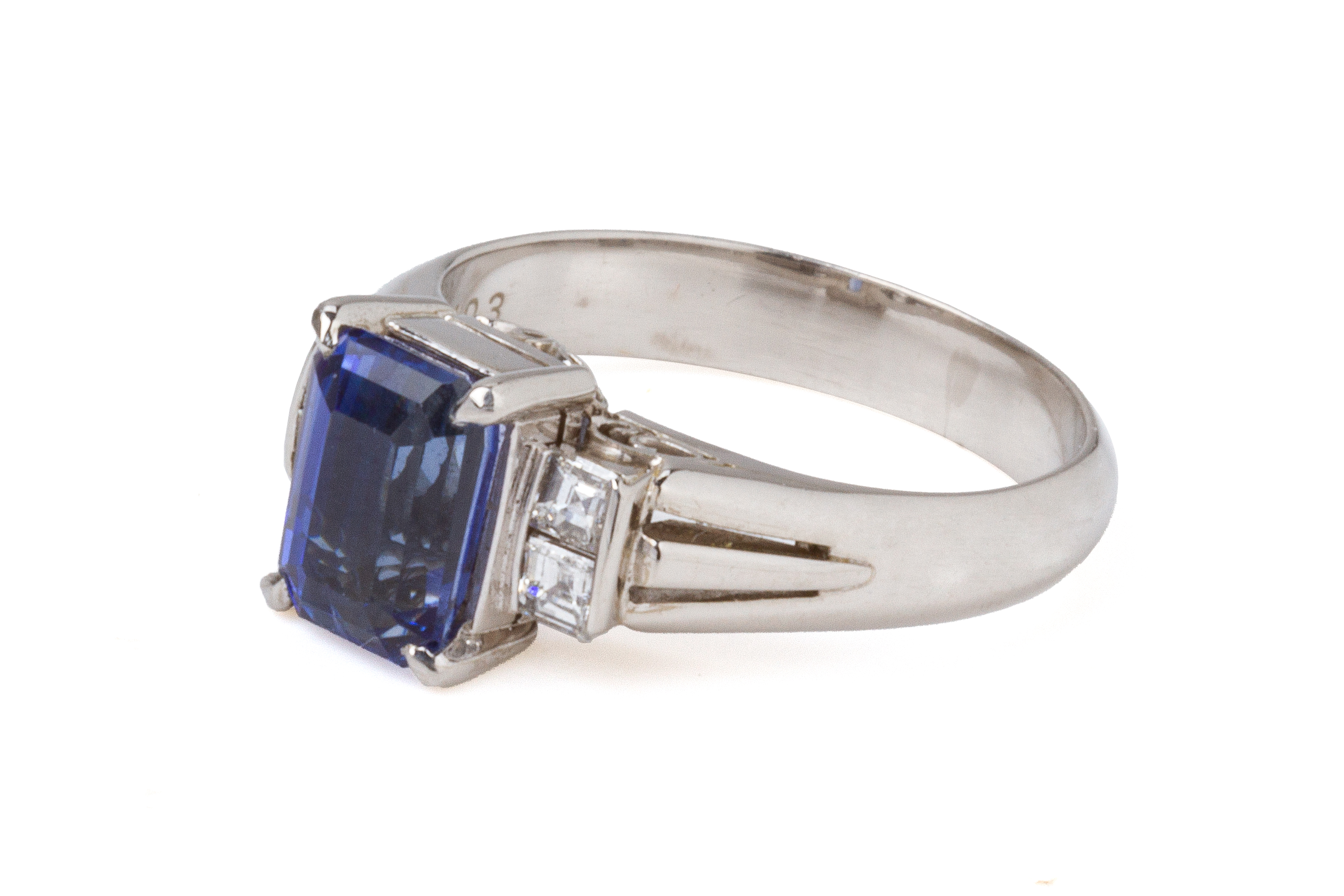 A SAPPHIRE AND DIAMOND RING - Image 2 of 4